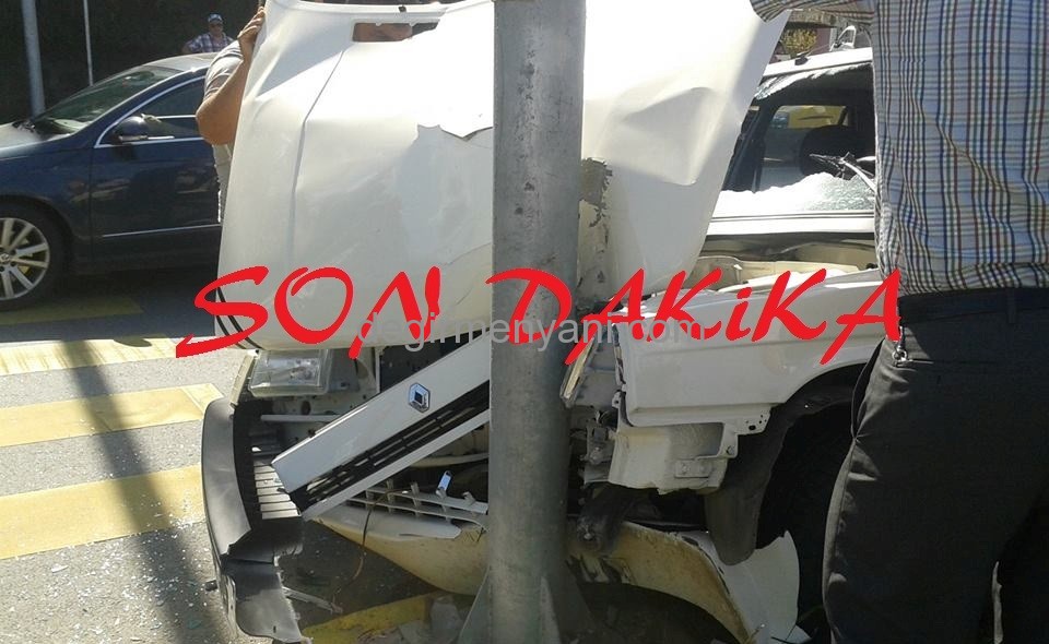 Kaza Yaptı Araç Hurdaya Döndü